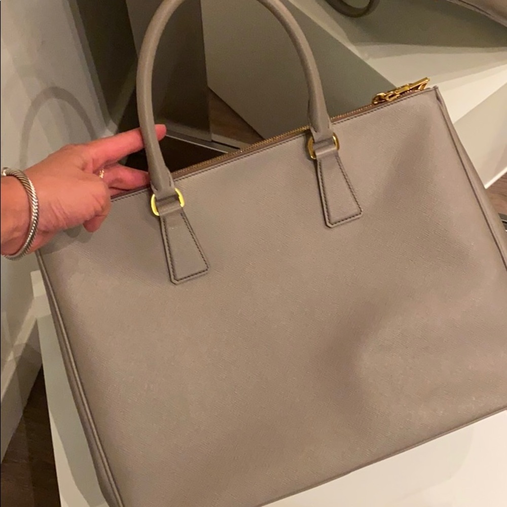 ❣️SOLD❣️Prada Large Saffiano Executive Tote - Picture 3 of 6